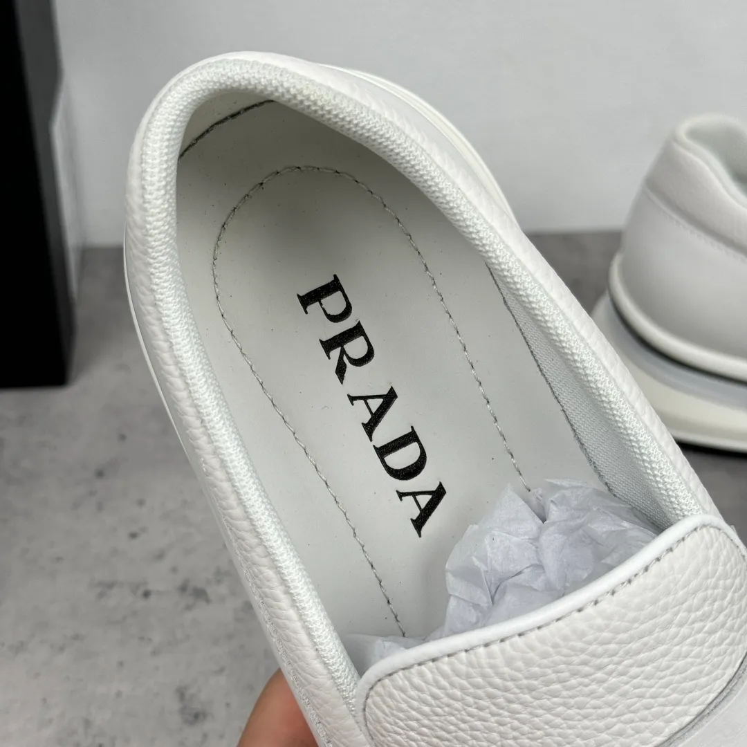 Batch 700 Prada/Prada men's matte leather thick-soled lightweight loafers! Casual fit, lightweight rubber sole slip-on driving shoes, matte calfskin wrapped around the entire upper, front body in pebbled calfskin/soft cloth, two styles available! Decorated with genuine leather buckle, front decorative details of PRADA silver letters, genuine leather feet, classic silver letter logo badge details, technical mesh lining, push-on opening and closing method, convenient and comfortable, cool and breathable! Paired with a lightweight, sporty functional thick sole, it is extremely comfortable on the feet and will not be tiring after long-term wear. It is available in multiple colors to meet different matching needs and comes with a complete package! Size: 39-40-41-42-43-44 Leather shoe size Item number: 2EE915 full leather
